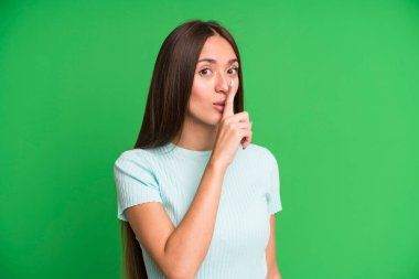 İspanyol güzel kadın sessizlik ve sessizlik istiyor, parmaklarıyla ağzının önünde işaret ediyor, 