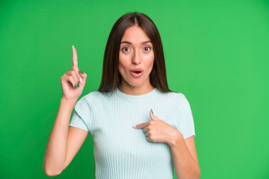 Hispanik güzel kadın gururlu ve şaşırmış hissediyor, kendine güvenen, başarılı bir numara gibi hisseden