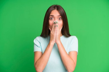 Hispanik güzel kadın endişeli, üzgün ve korkmuş hissediyor, elleriyle ağzını kapatıyor, endişeli ve berbat görünüyor.