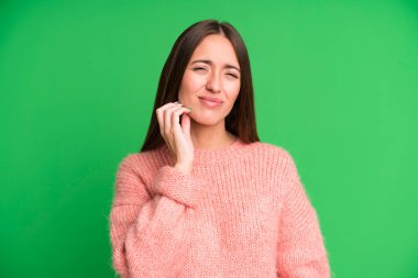 İspanyol güzel bir kadın stresli, hayal kırıklığına uğramış ve yorgun, endişeli ve sorunlu bir bakışla boynunu ovalıyor.