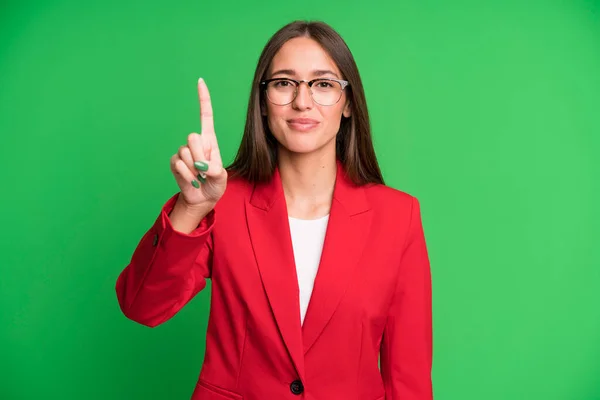 Junge Hübsche Frau Die Freundlich Lächelt Und Die Nummer Eins — Stockfoto