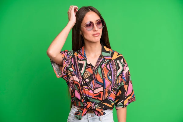 Joven Bonita Mujer Sonriendo Feliz Soñando Despierto Dudando Concepto Gafas —  Fotos de Stock