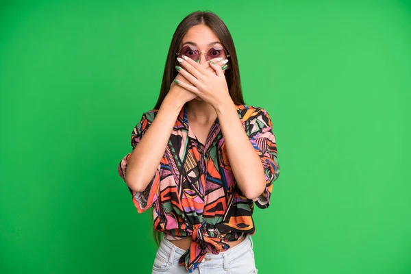 Ung Vacker Kvinna Täcker Munnen Med Händerna Med Chock Sommar — Stockfoto