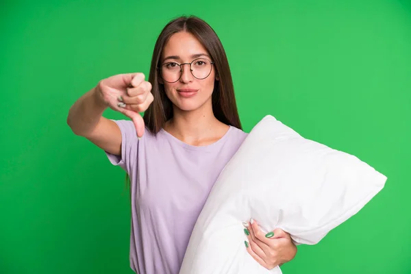 Ung Vacker Kvinna Känner Sig Arg Visar Tummen Ner Pyjamas — Stockfoto