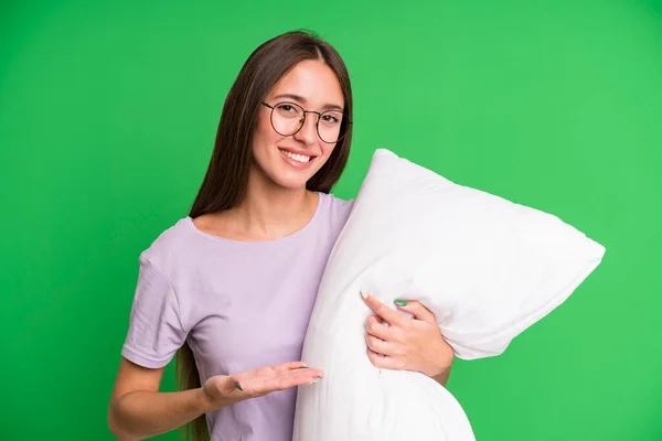 Joven Bonita Mujer Sonriendo Alegremente Sintiéndose Feliz Mostrando Concepto Pijamas —  Fotos de Stock