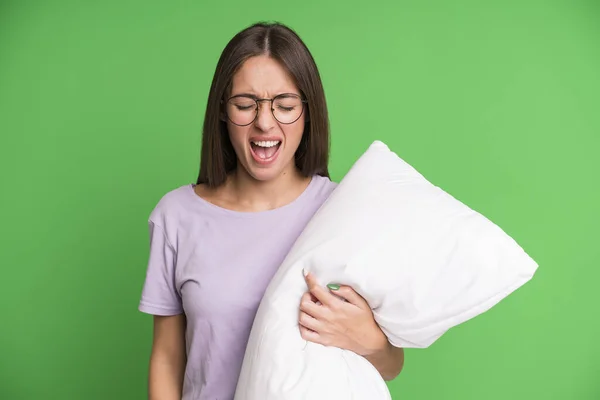 Jovem Mulher Bonita Gritando Agressivamente Olhando Muito Com Raiva Pijama — Fotografia de Stock