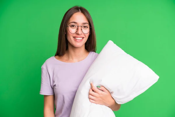 Ung Vacker Kvinna Ser Glad Och Positivt Överraskad Pyjamas Och — Stockfoto