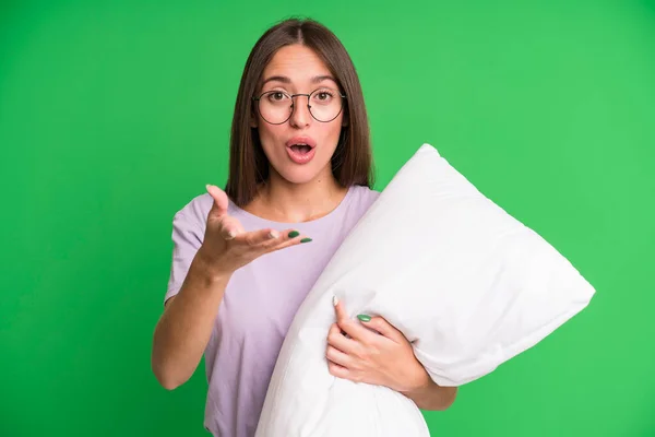 若い可愛い女はショックを受けて驚いてる パジャマと枕付きのナイトウェア — ストック写真