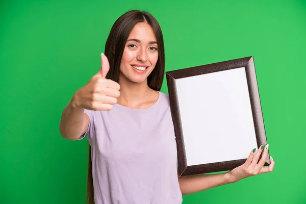 Ung Vacker Kvinna Känner Sig Stolt Ler Positivt Med Tummen — Stockfoto