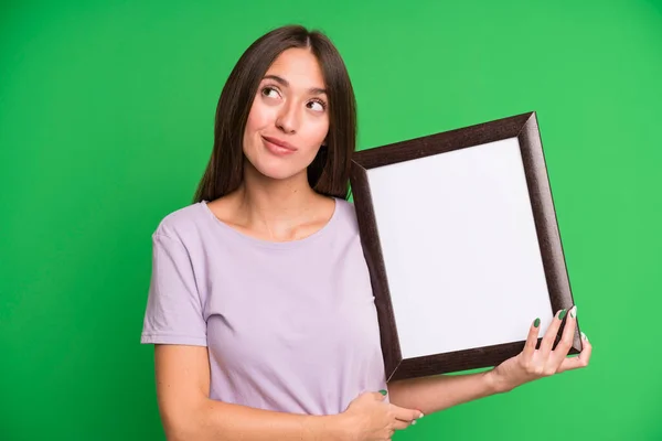 Junge Hübsche Frau Zuckt Mit Den Schultern Fühlt Sich Verwirrt — Stockfoto