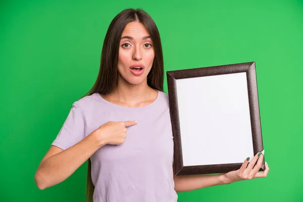 Joven Bonita Mujer Mirando Sorprendido Sorprendido Con Boca Abierta Apuntando — Foto de Stock