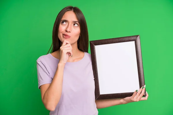 Young Pretty Woman Thinking Feeling Doubtful Confused Empty Blank Picture — Stock Photo, Image