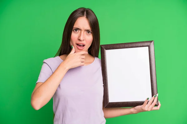 Junge Hübsche Frau Mit Weit Geöffnetem Mund Und Augen Und — Stockfoto