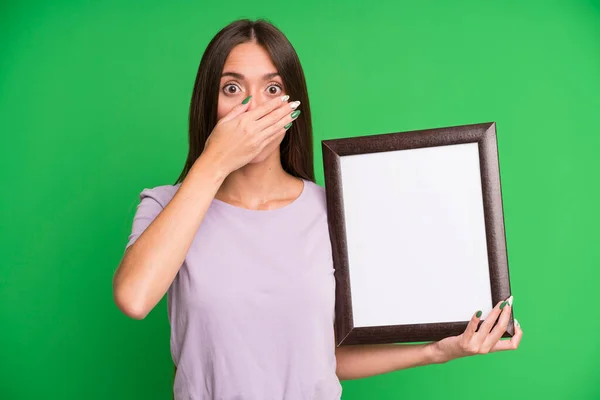 Junge Hübsche Frau Bedeckt Mund Mit Händen Mit Einem Schockierten — Stockfoto