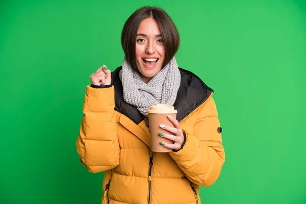 Jovem Bonita Mulher Sentindo Chocado Rindo Celebrando Sucesso Vestindo Casaco — Fotografia de Stock