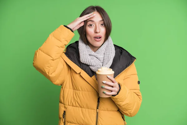 Jong Mooi Vrouw Zoek Gelukkig Verbaasd Verrast Het Dragen Van — Stockfoto