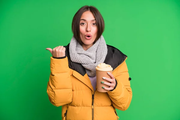 Jonge Mooie Vrouw Kijken Verbaasd Ongeloof Het Dragen Van Een — Stockfoto