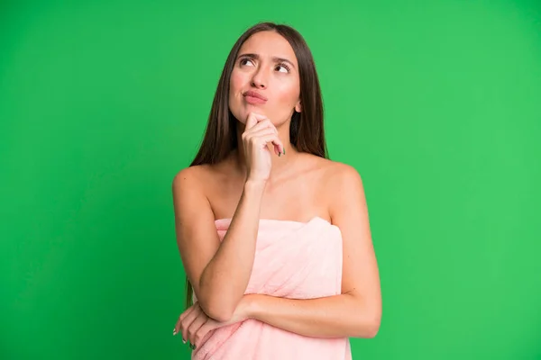 Młoda Ładna Kobieta Myśli Czując Wątpliwości Zdezorientowany Noszenie Szlafrok Prysznicu — Zdjęcie stockowe