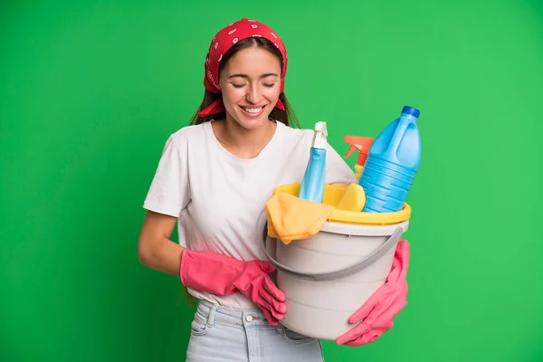 Ung Vacker Kvinna Skrattar Högt Något Lustigt Skämt Hushållerska Och — Stockfoto