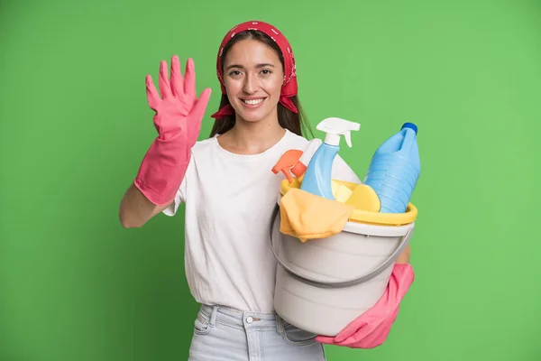 Joven Bonita Mujer Sonriendo Buscando Amigable Mostrando Número Cinco Concepto —  Fotos de Stock