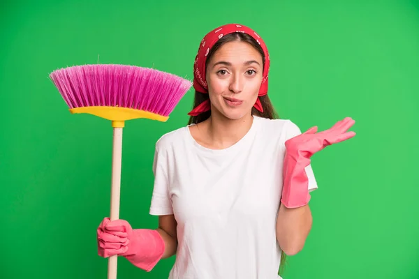 Young Pretty Woman Feeling Puzzled Confused Doubting Housekeeper Cleaning Concept — Stock Photo, Image