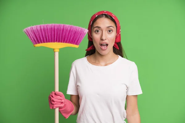 Young Pretty Woman Looking Very Shocked Surprised Housekeeper Cleaning Concept — Stock Photo, Image