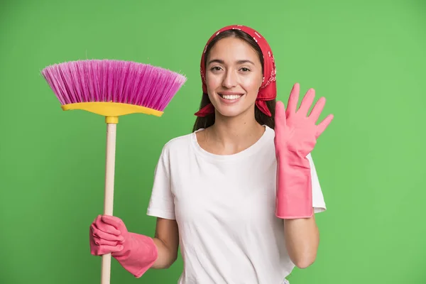 Giovane Bella Donna Sorridente Felicemente Mano Agitante Accoglie Saluta Concetto — Foto Stock