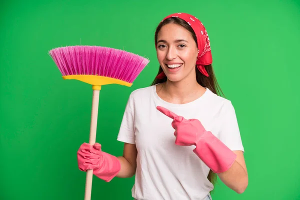 側を指差して興奮して驚いた若い女性 家政婦と掃除のコンセプト — ストック写真