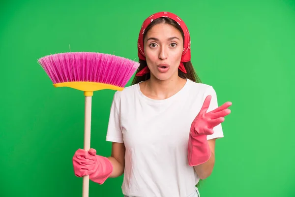 Giovane Bella Donna Stupita Scioccata Stupita Con Una Sorpresa Incredibile — Foto Stock