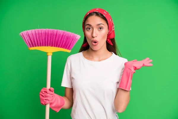 Giovane Bella Donna Guardando Sorpreso Scioccato Con Mascella Caduto Possesso — Foto Stock