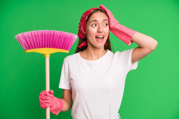 Jonge Mooie Vrouw Die Zich Gelukkig Opgewonden Verrast Voelt Schoonmaak — Stockfoto