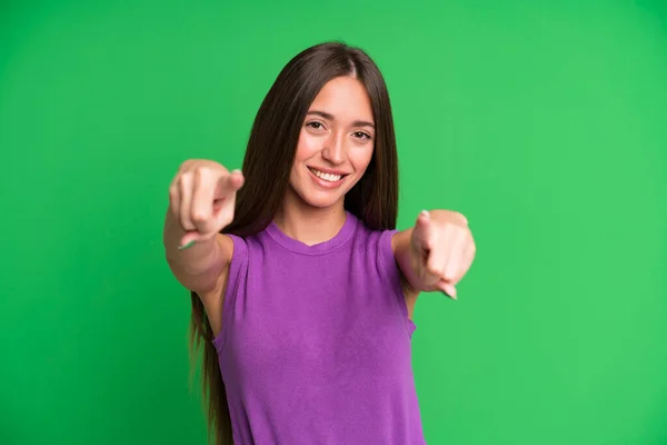 Mujer Bonita Hispana Sintiéndose Feliz Confiada Apuntando Cámara Con Ambas — Foto de Stock