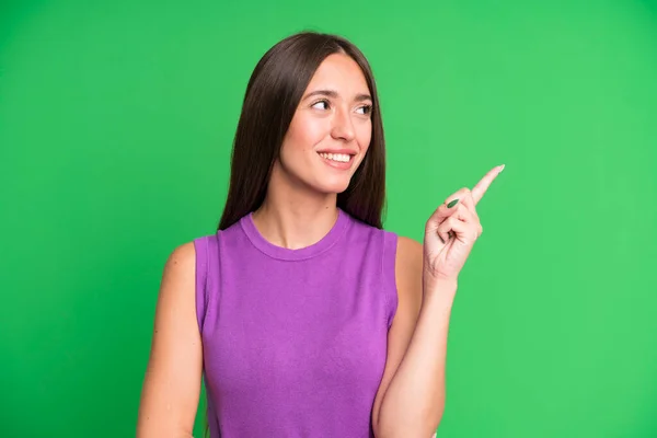 Mujer Bonita Hispana Sonriendo Felizmente Mirando Hacia Los Lados Preguntándose — Foto de Stock