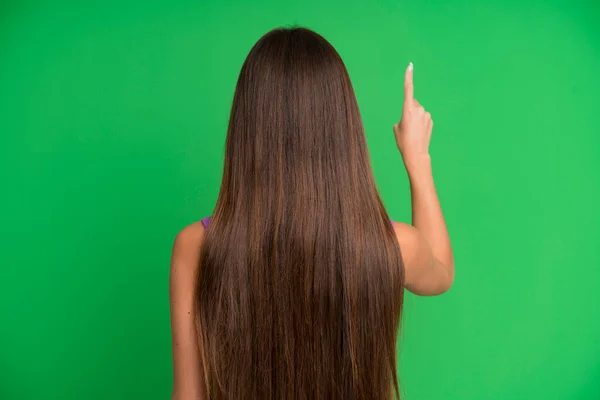 Hispânico Bonita Mulher Apontando Para Objeto Espaço Cópia Visão Traseira — Fotografia de Stock