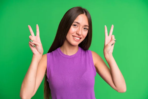Hispánská Hezká Žena Usmívá Vypadá Šťastně Přátelsky Spokojeně Gestikuluje Vítězství — Stock fotografie