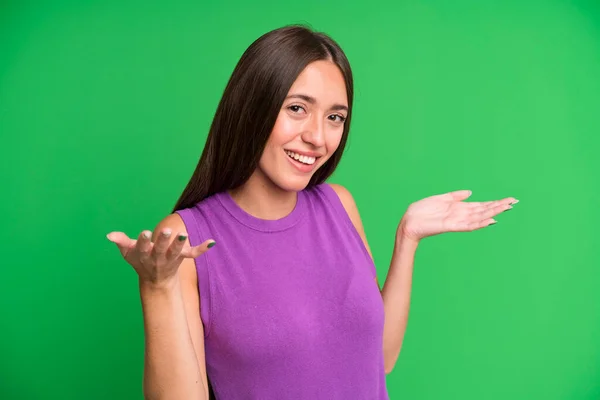 Hispanische Hübsche Frau Die Glücklich Arrogant Stolz Und Selbstzufrieden Aussieht — Stockfoto