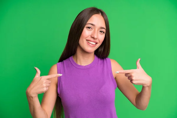 Mujer Bonita Hispana Que Parece Orgullosa Arrogante Feliz Sorprendida Satisfecha — Foto de Stock