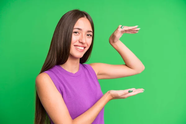 Hispanic Mooie Vrouw Glimlachen Zich Gelukkig Positief Tevreden Voelen Vasthouden — Stockfoto