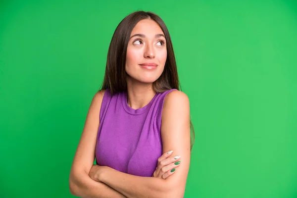 Hispanische Hübsche Frau Zuckt Mit Den Schultern Fühlt Sich Verwirrt — Stockfoto