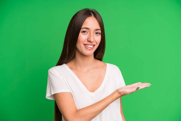 Mujer Bonita Hispana Sonriendo Alegremente Sintiéndose Feliz Mostrando Concepto Espacio — Foto de Stock