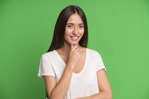 Hispânico Bonita Mulher Sorrindo Curtindo Vida Sentindo Feliz Amigável Satisfeito — Fotografia de Stock