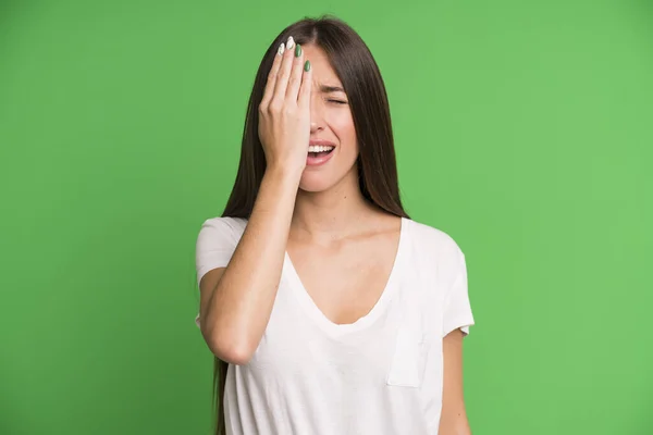 Mujer Bonita Hispana Que Parece Soñolienta Aburrida Bostezando Con Dolor — Foto de Stock