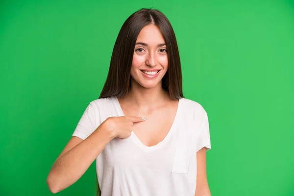 Mujer Bonita Hispana Mirando Feliz Orgulloso Sorprendido Alegremente Apuntando Mismo — Foto de Stock