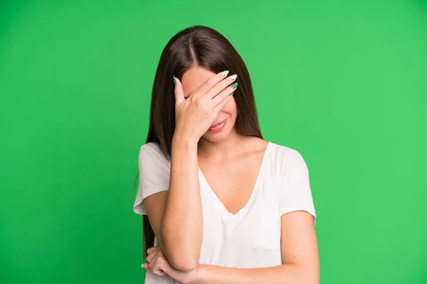 Hispanic Söt Kvinna Ser Stressad Skamsen Eller Upprörd Med Huvudvärk — Stockfoto