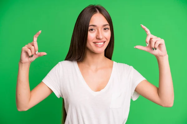 Hispanische Hübsche Frau Die Ihr Eigenes Lächeln Mit Beiden Händen — Stockfoto