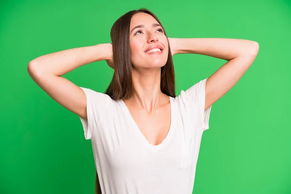 Mujer Bonita Hispana Sonriendo Sintiéndose Relajada Satisfecha Despreocupada Riendo Positivamente —  Fotos de Stock