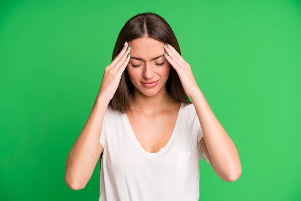 Latinamerikansk Vacker Kvinna Ser Stressad Och Frustrerad Arbetar Press Med — Stockfoto