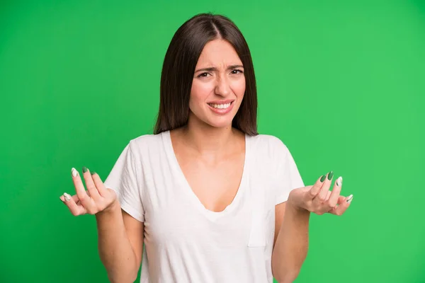 Hispanic Mooie Vrouw Gevoel Van Onwetendheid Verward Niet Zeker Welke — Stockfoto