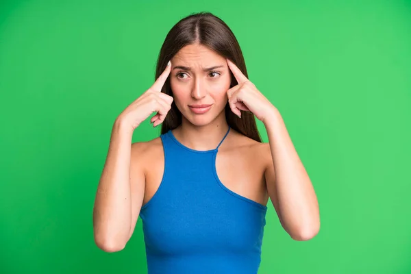 Hispanic Mooie Vrouw Met Een Serieuze Geconcentreerde Blik Brainstormen Denken — Stockfoto