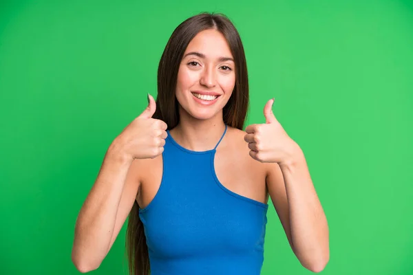 Hispánská Hezká Žena Usmívá Široce Vypadající Šťastný Pozitivní Sebevědomý Úspěšný — Stock fotografie